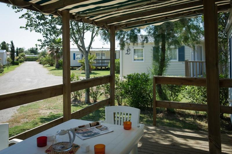 Camping Les Avignon - La Laune Villeneuve-les-Avignon Bagian luar foto
