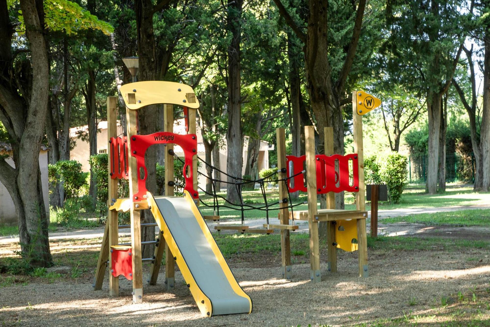 Camping Les Avignon - La Laune Villeneuve-les-Avignon Bagian luar foto