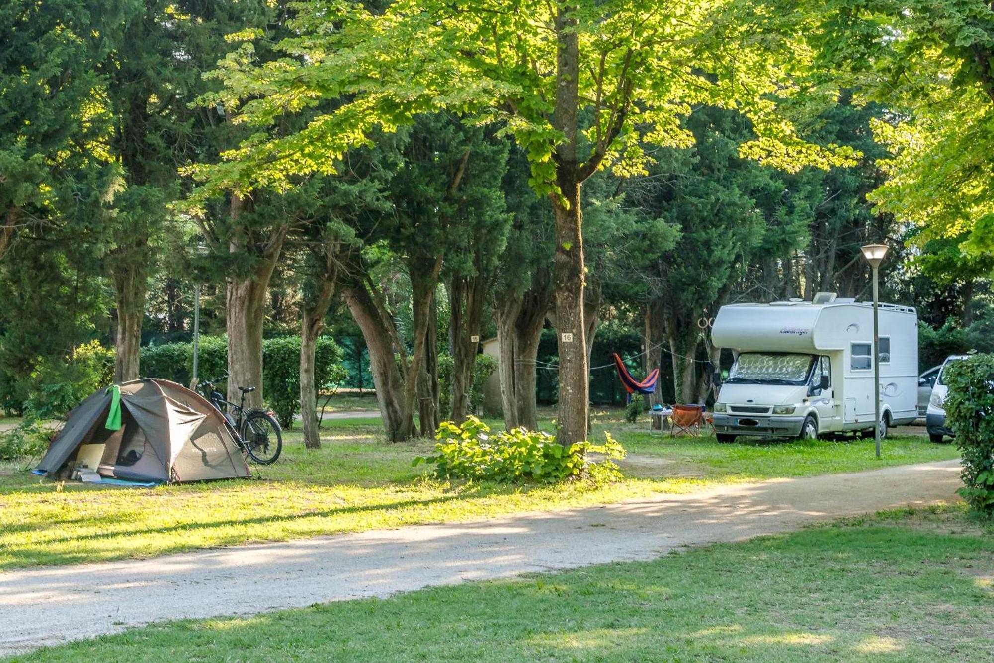 Camping Les Avignon - La Laune Villeneuve-les-Avignon Bagian luar foto