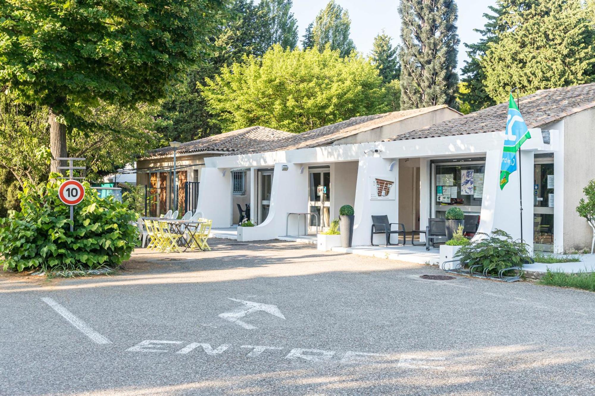 Camping Les Avignon - La Laune Villeneuve-les-Avignon Bagian luar foto